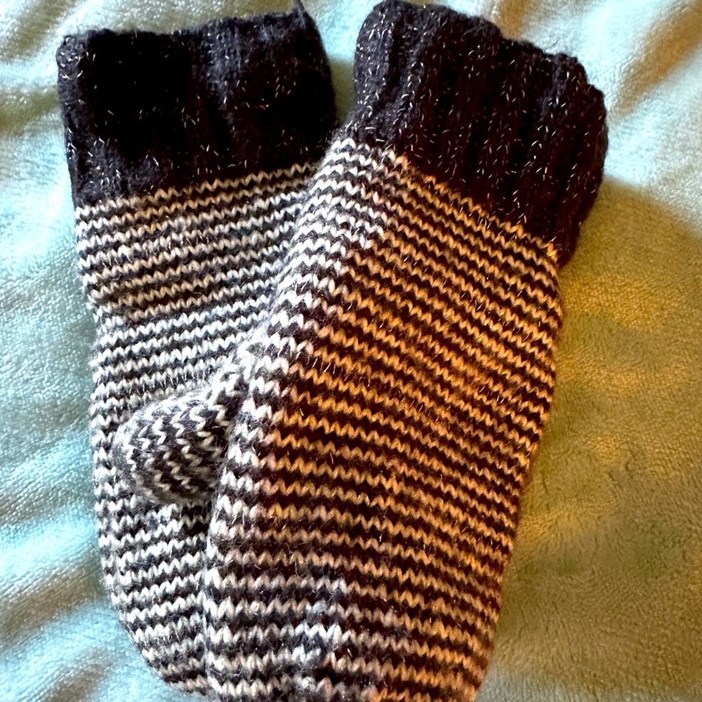 Women’s mittens with a little sparkle thread in them